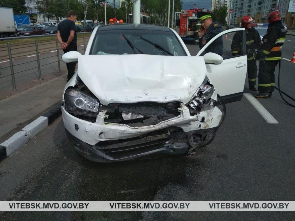 Опубликовано видео ДТП с москвичкой, ехавшей по встречке на Московском  проспекте и разбившей несколько авто. За ней мчался патрульный автомобиль |  Народные новости Витебска