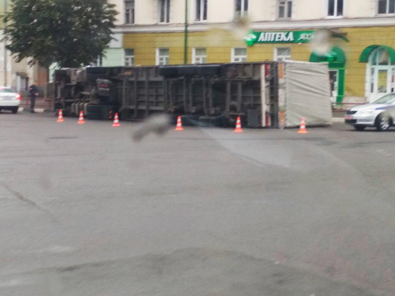 Фура перевернулась в Витебске рядом с СИЗО. Фотофакт | Народные новости  Витебска