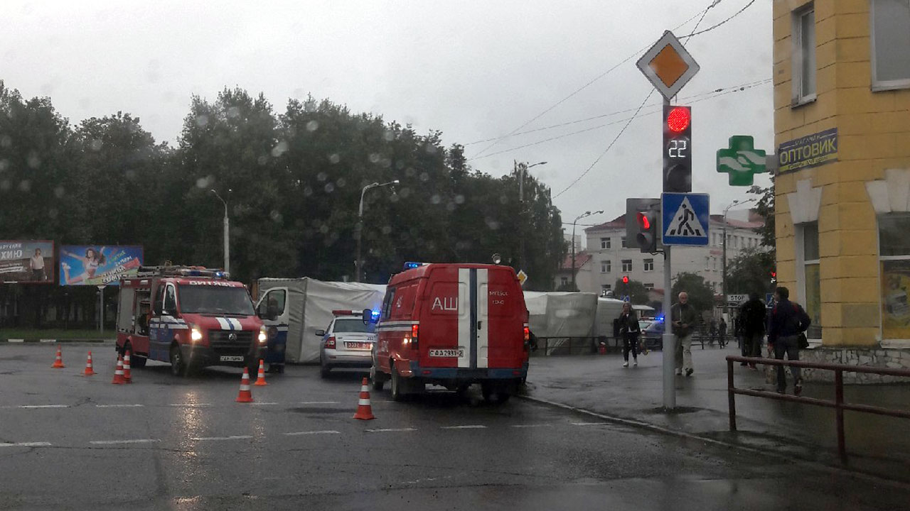 Фура перевернулась в Витебске рядом с СИЗО. Фотофакт | Народные новости  Витебска