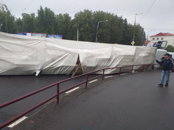 Фура перевернулась в Витебске рядом с СИЗО. Фото Сергея Сесицкого / t.me/Vitebsk4People/