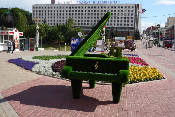 Перед «Славянским базаром» в центре Витебска поставили зеленый рояль. Фото Юрия Шепелева