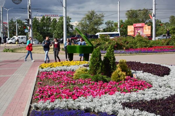 Перед «Славянским базаром» в центре Витебска поставили зеленый рояль. Фото Юрия Шепелева