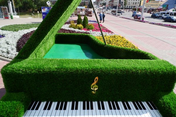 Перед «Славянским базаром» в центре Витебска поставили зеленый рояль. Фото Юрия Шепелева