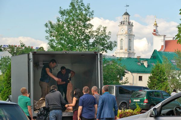 Свиные полутуши раздавали в центре Витебска неподалеку от горисполкома. Фото Сергея Серебро