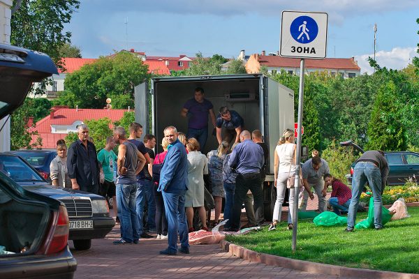 Свиные полутуши раздавали в центре Витебска неподалеку от горисполкома. Фото Сергея Серебро