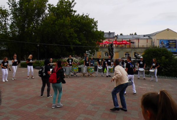 Бразильские барабаны бьют в Витебске во время «Славянского базара». Фото Юрия Шепелева