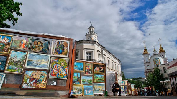 Вернисаж под открытом небом на «Славянском базаре в Витебске». Фото Сергея Серебро