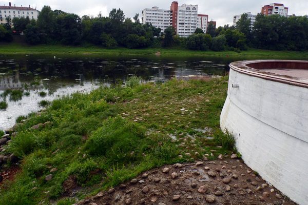 Из бетонной набережной Витьбы в Витебске вновь бьет фонтан воды. Фото Юрия Шепелева