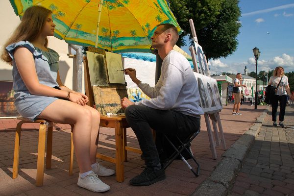 Художник рисует портрет девушки на улице Суворова в фестивальном Витебске. Фото Сергея Серебро