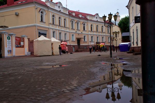 Опустевшая улица Толстого после сильного дождя. Фото Сергея Серебро