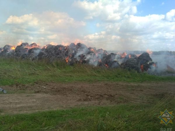 51 тонна колхозной соломы сгорела в Бешенковичском районе. Фото МЧС