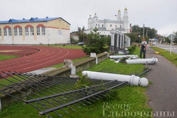 Кованый забор не выдержал порыва ветра: по Глубокому прошелся ураган. Фото Андрея Панкрата / vg-gazeta.by