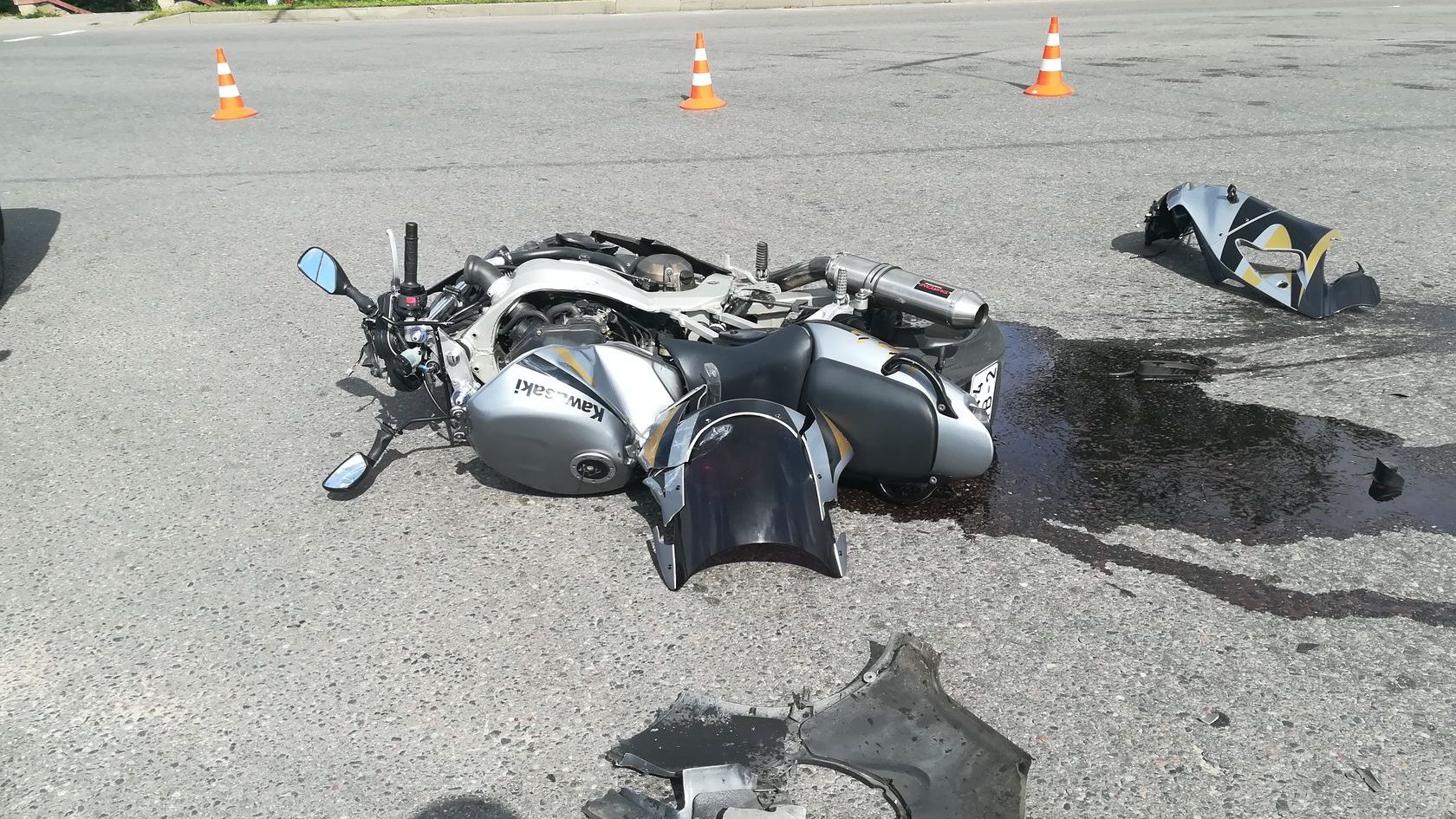 Мотоцикл после аварии. Разбитый белый мотоцикл.