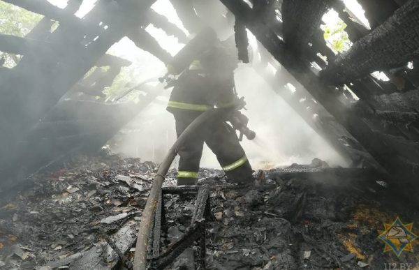 Труп женщины обнаружили пожарные на чердаке сгоревшей бани в Городке. Фото МЧС