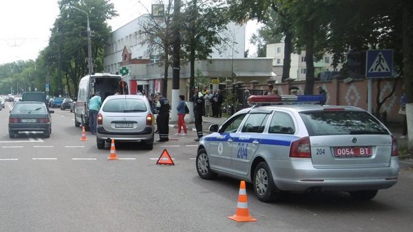 Женщина попала под машину на регулируемом пешеходном переходе в Витебске. Фото ГАИ
