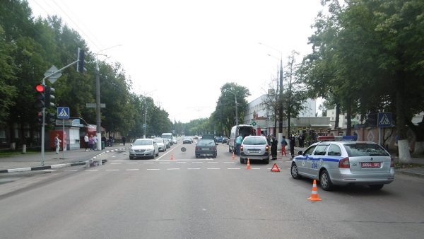 Женщина попала под машину на регулируемом пешеходном переходе в Витебске. Фото ГАИ