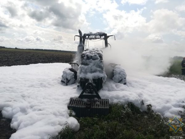 Трактор, пахавший поле, сгорел в Шарковщинском райне.  Фото МЧС