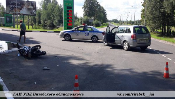 Подросток на мотоцикле врезался в легковушку в Поставах, он был без шлема и попал в больницу. Фото ГАИ УВД Витебского облисполкома