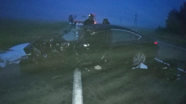 Mazda вылетела на стречку и врезалась в фуру в Шумилинском районе, водителя легковушки доставали спасатели