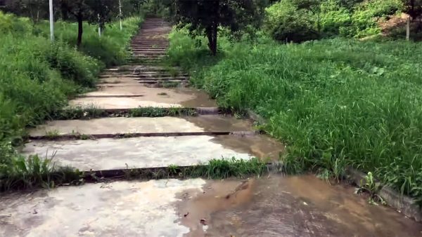 Водный поток сбегает по лестнице к Витьбе. Кадр из видео