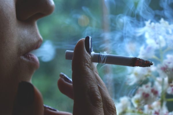 Курящая женщина. Фото pixabay.com