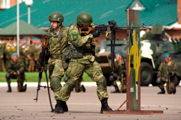 Празднование Дня десантника в 103-й отдельной гвардейской воздушно-десантной бригаде в Витебске. Фото Сергея Серебро