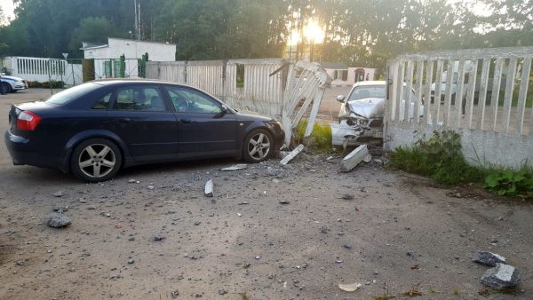 Бетонный забор психиатрической больницы протаранила автомобилем женщина в городском поселке Витьба. Фото ГАИ