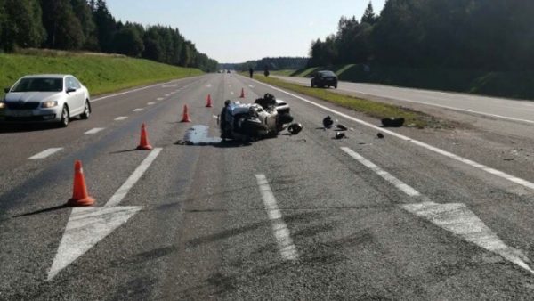 Мотоциклист врезался в разворачивавшуюся легковушку в Оршанском районе, в больницу попала пассажирка мотоцикла. Фото ГАИ