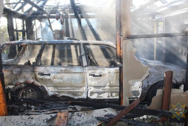 Гараж и стоящий в нем «Volkswagen Passat» сгорели в Шарковщине. Фото МЧС
