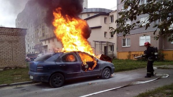 Легковушка сгорела на улице Гагарина в Витебске. Фото МЧС