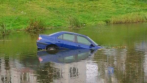 15 сентября в центре Орши в реку съехал легковой автомобиль «Peugeot». Фото Сергея Бонадысева