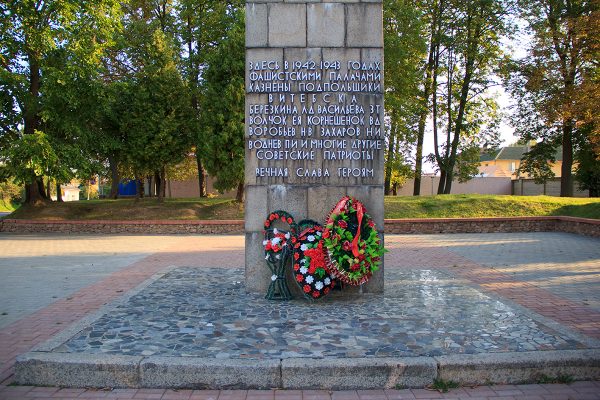 На памятнике казненным подпольщикам в Витебске выросло дерево.  Фото Игоря Матвеева