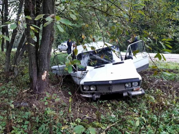 «Жигули» врезались в дерево под Витебском, водитель погиб,  а его пассажиры ранены. Фото ГАИ