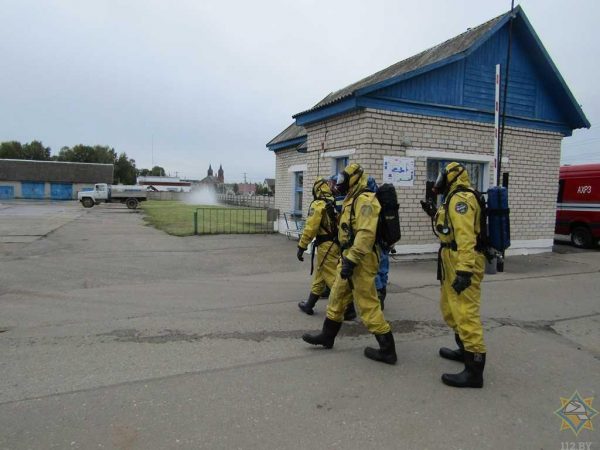 Школу эвакуировали из-за утечки аммиака на молокозаводе в Миорах, спасатели вывели 560 детей и 110 педагогов. Фото МЧС