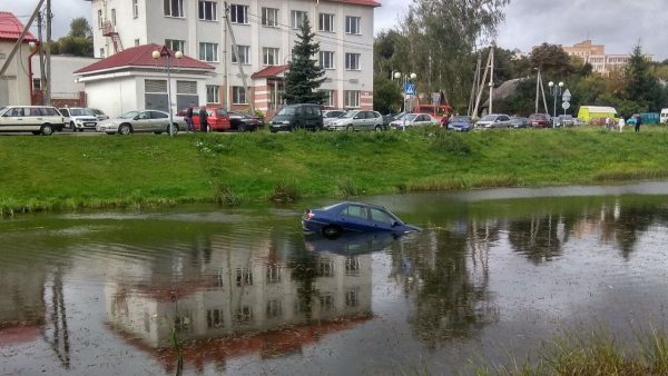 15 сентября в центре Орши в реку съехал легковой автомобиль «Peugeot». Фото vk.com/ghest_vitebska