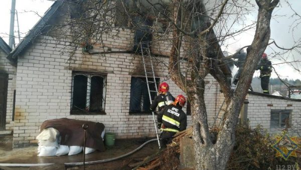 Вечером 28 октября загорелся один из дачных домов в витебском садовом товариществе «Мичуринец». Фото МЧС