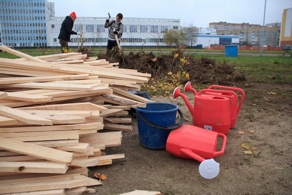 В Витебске чиновники и горожане вместе посадили деревья возле Ледового дворца. Фоторепортаж. Фото Игоря Матвеева