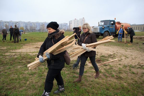 В Витебске чиновники и горожане вместе посадили деревья возле Ледового дворца. Фоторепортаж. Фото Игоря Матвеева