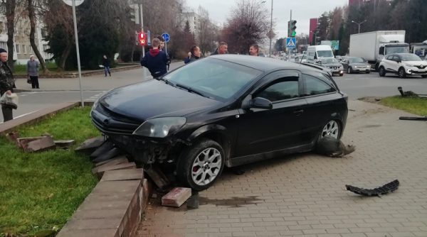 Легковушка снесла ограждение и вылетела на тротуар в центре Новополоцка. Фото novaya.by