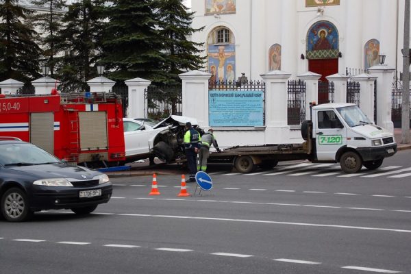 «Audi Q7» вылетела на паперть церкви в Витебске. В больнице оказался водитель. Фото Юрия Шепелева