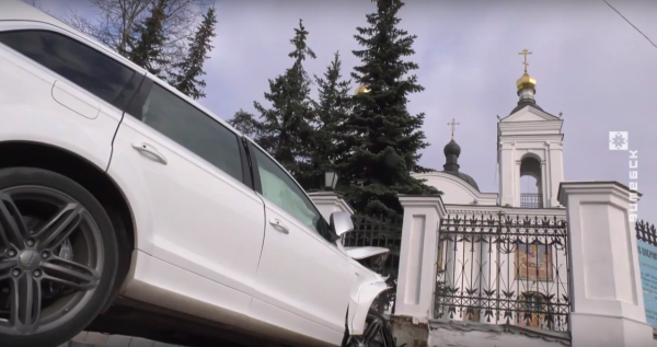 «Audi Q7» вылетела на паперть церкви в Витебске. В больнице оказался водитель. Кадр из видеосюжета ТРК Витебск