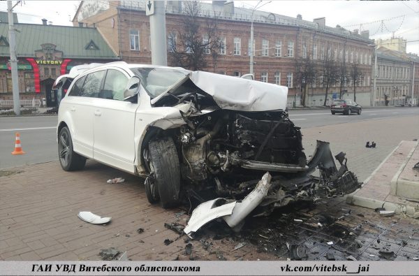 «Audi Q7» вылетела на паперть церкви в Витебске. В больнице оказался водитель. Фото ГАИ