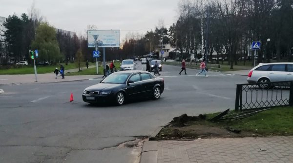 Легковушка снесла ограждение и вылетела на тротуар в центре Новополоцка. Фото novaya.by