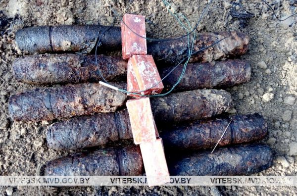 Около сотни взрывоопасных предметов обнаружили оперативники ГУБОПиК в схроне под Витебском. Фото УВД Витебского облисполкома