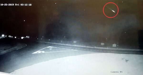 Падение яркого метеора произошло в Браславском районе ночью 25 октября, вспышку наблюдали над озером Дривяты. Кадр видеозаписи камер наблюдения