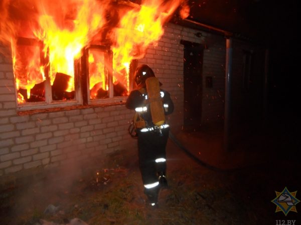 Пожар дома по улице Молодежная в деревне Станули Глубокского района. Фото МЧС