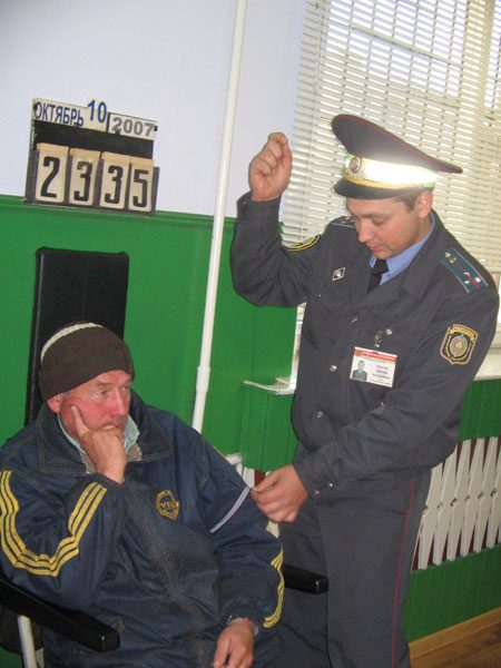 Сотрудник ГАИ в Витебске пришивает световозвращающую полосу, 2007 год. Фото Натальи Партолиной