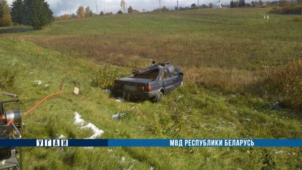 Два человека погибли 7 октября в результате лобового столкновения легкового автомобиля с автопоездом в Глубокском районе. Фото ГАИ