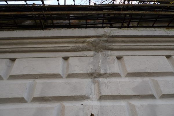Трещины появились на подпорной стене площади Свободы со стороны Витьбы. Фото Юрия Шепелева