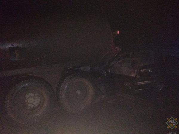 Легковушка влетела под цистерну в Толочинском районе, водителя вытаскивали спасатели. Фото МЧС